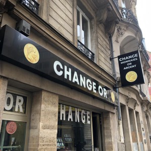 enseigne et drapeau noir